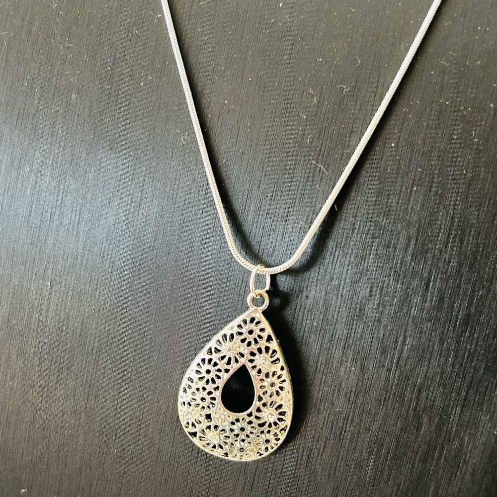 Elegant Silverplated filigree teardrop Women's Fashion Pendant Necklace 18"